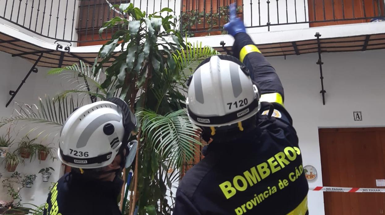 Cinco viviendas desalojadas en la calle Solano de la capital por caída de forjados