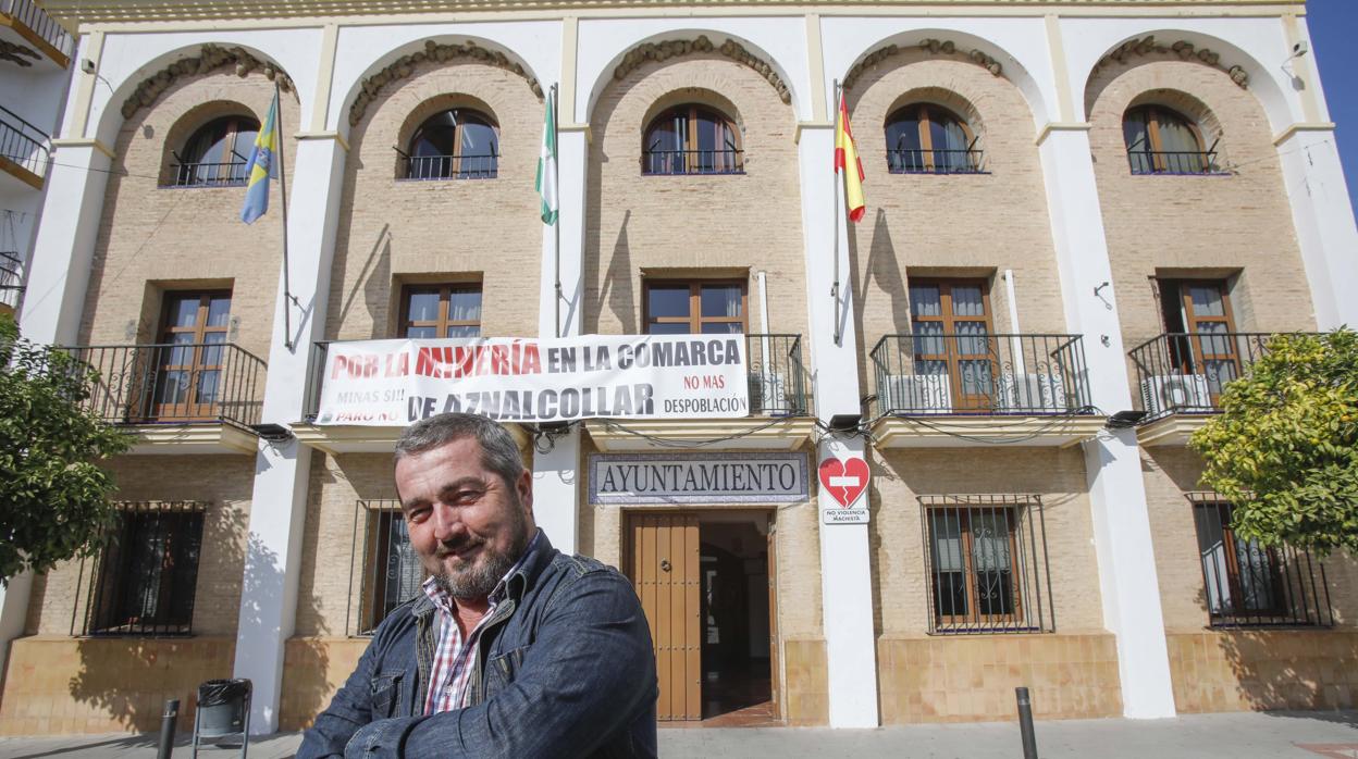 Juan José Fernández, alcalde de Aznalcóllar, posa para ABC ante las puertas del Ayuntamiento