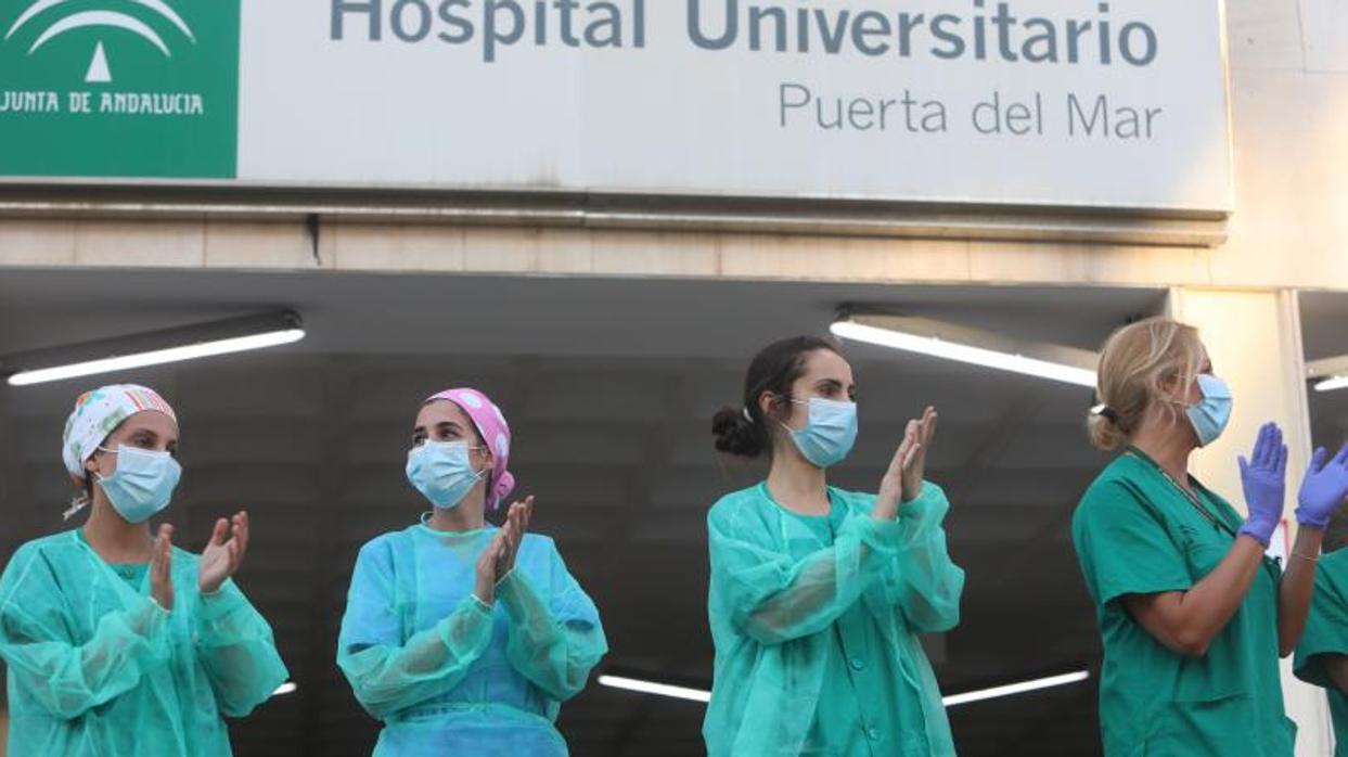 Sanitarias del hospital Puerta del Mar participando del aplauso de las ocho de la tarde.