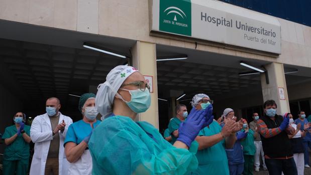 Aplausos en los hospitales de Cádiz al trabajador de la limpieza fallecido en Jerez