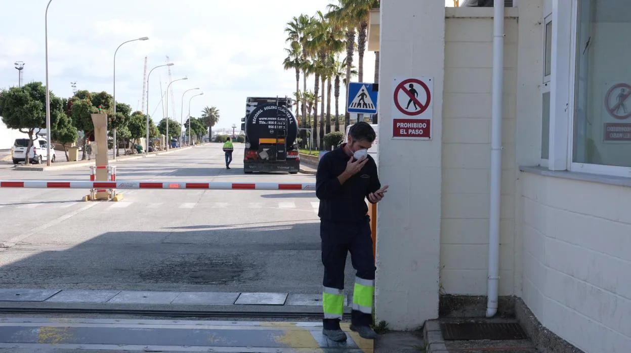Primeros trabajadores de Navantia y de la industria auxiliar este lunes en el acceso a la planta de Cádiz