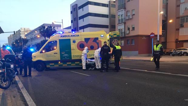 Herido leve un motorista tras sufrir un accidente en la Avenida Juan Carlos I de Cádiz