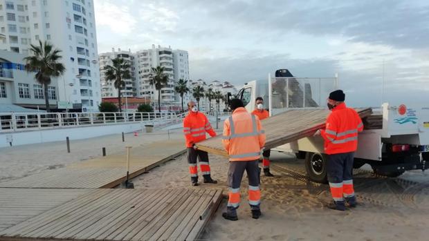 Las playas de Cádiz comienzan a prepararse para el verano a pesar de la incertidumbre por el coronavirus