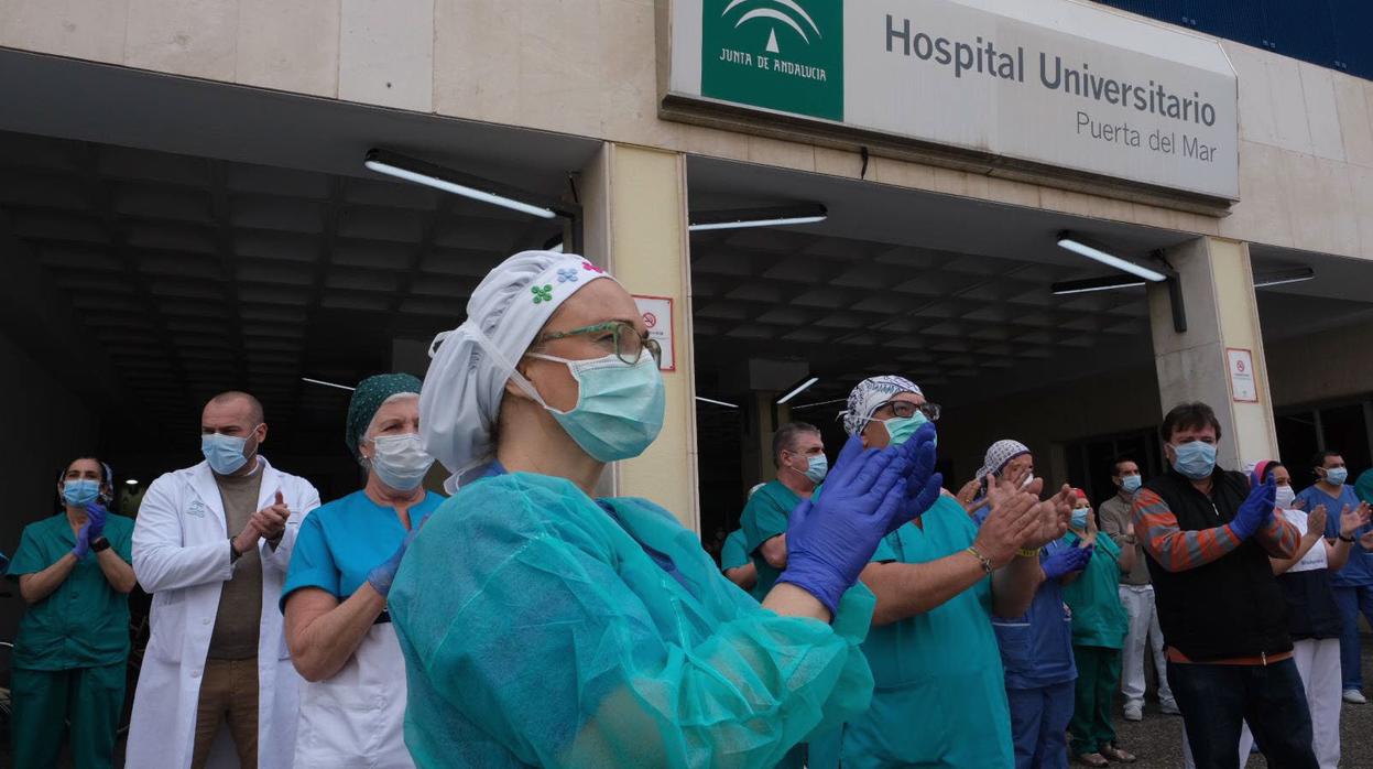 Profesionales del Hospital Puerta del Mar de Cádiz, en las puertas del centro.