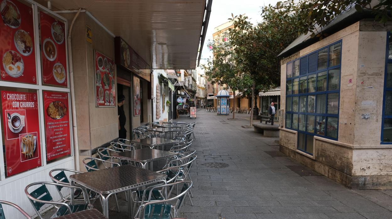 Terrazas cerradas en la Plaza de las Flores de Cádiz por el Covid-19