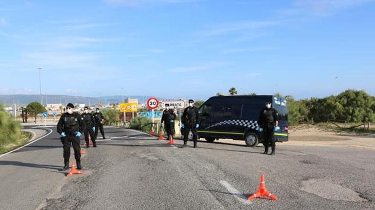 Control de acceso al municipio de Barbate días atrás.