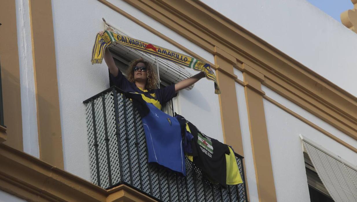 Una gaditana en su balcón a la hora del aplauso de las 20 horas.