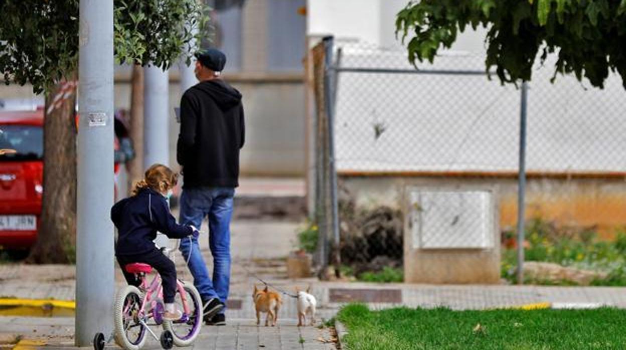 Los niños podrán salir en compañía de un adulto, tendrán que mantener la distancia social y cumplir las medidas de higiene.