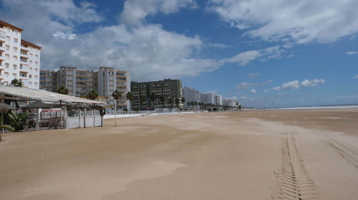 Playa de Valdelagrana completamente vacía durante el Estado de Alarma.