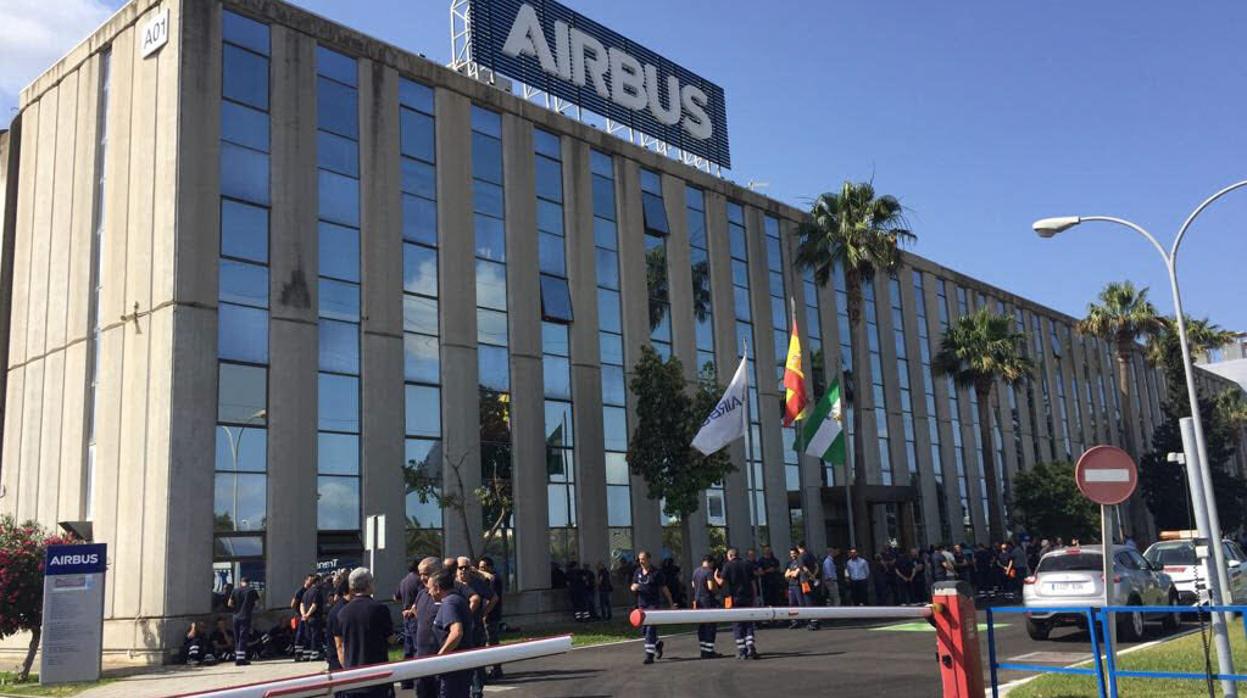 Vista parcial de la entrada principal a la planta de Airbus en Puerto Real