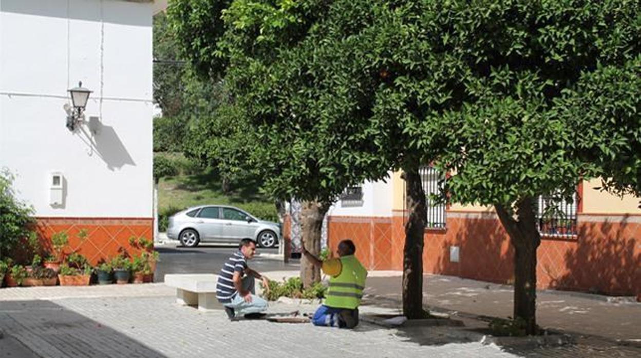 Dos operarios de Aljarafesa en una obra en el municipio de Gelves