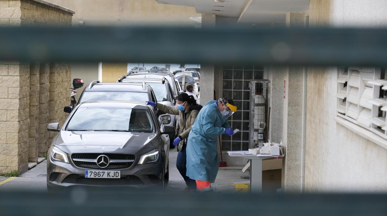 Sanitarios realizan las pruebas PCR a profesionales de toda la provincia que usaron las mascarillas