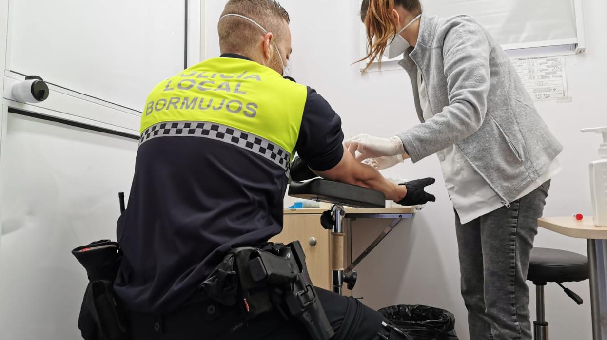 Un agente de la Policía Local de Bormujos se somete a un test de Covid-19