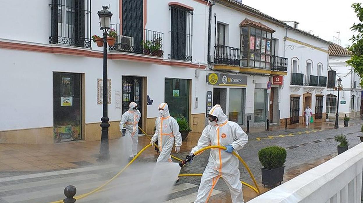 Trabajadores municipales del Ayuntamiento de Prado del Rey, durante las labores de desinfección.