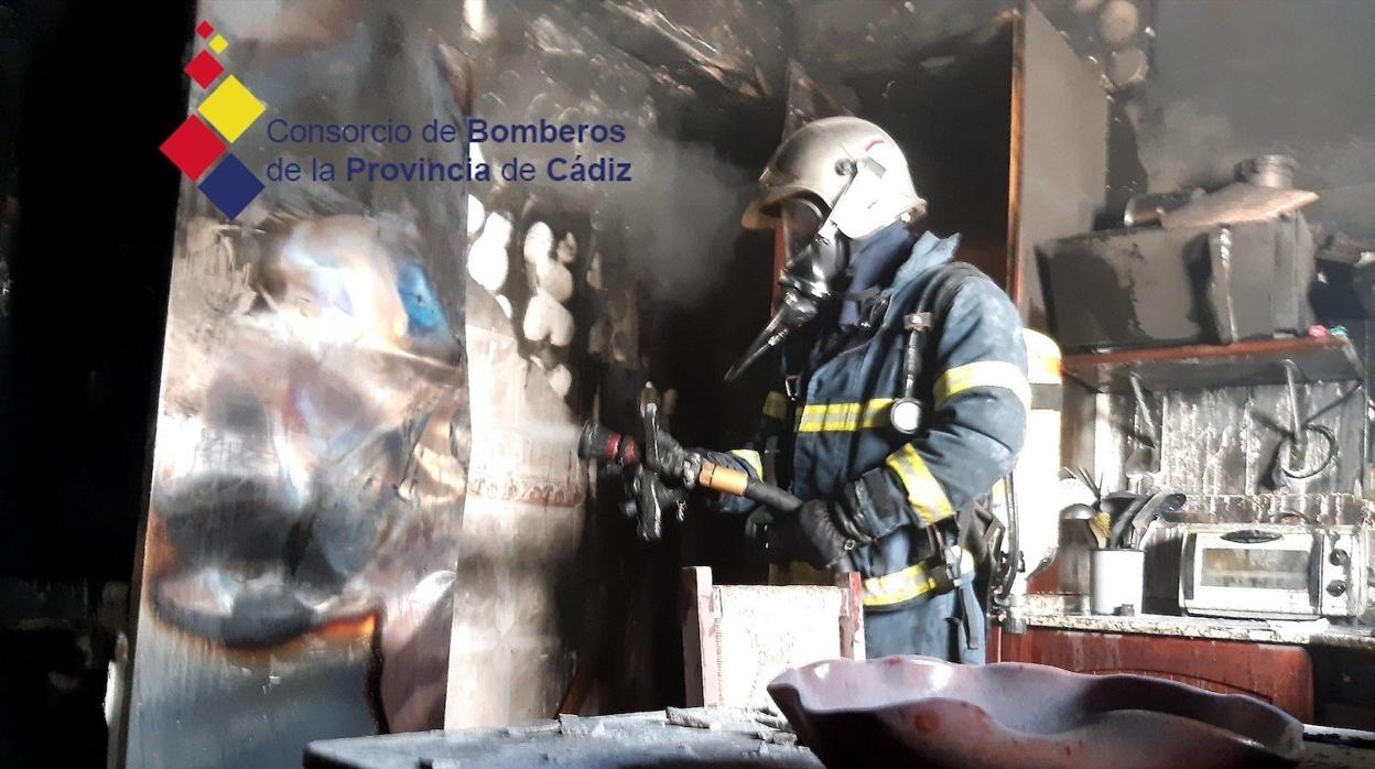 Los bomberos intervienen en el incendio de una vivienda vacía en Conil