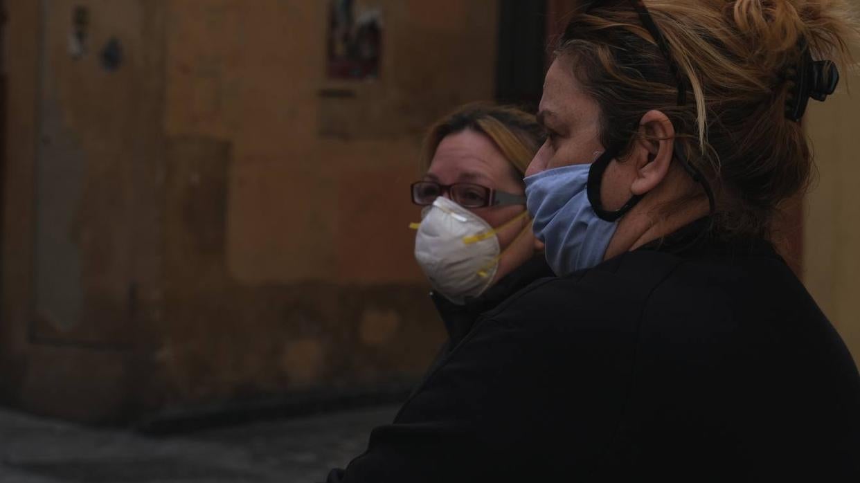 Mujeres de Cádiz con mascarillas en la calle.