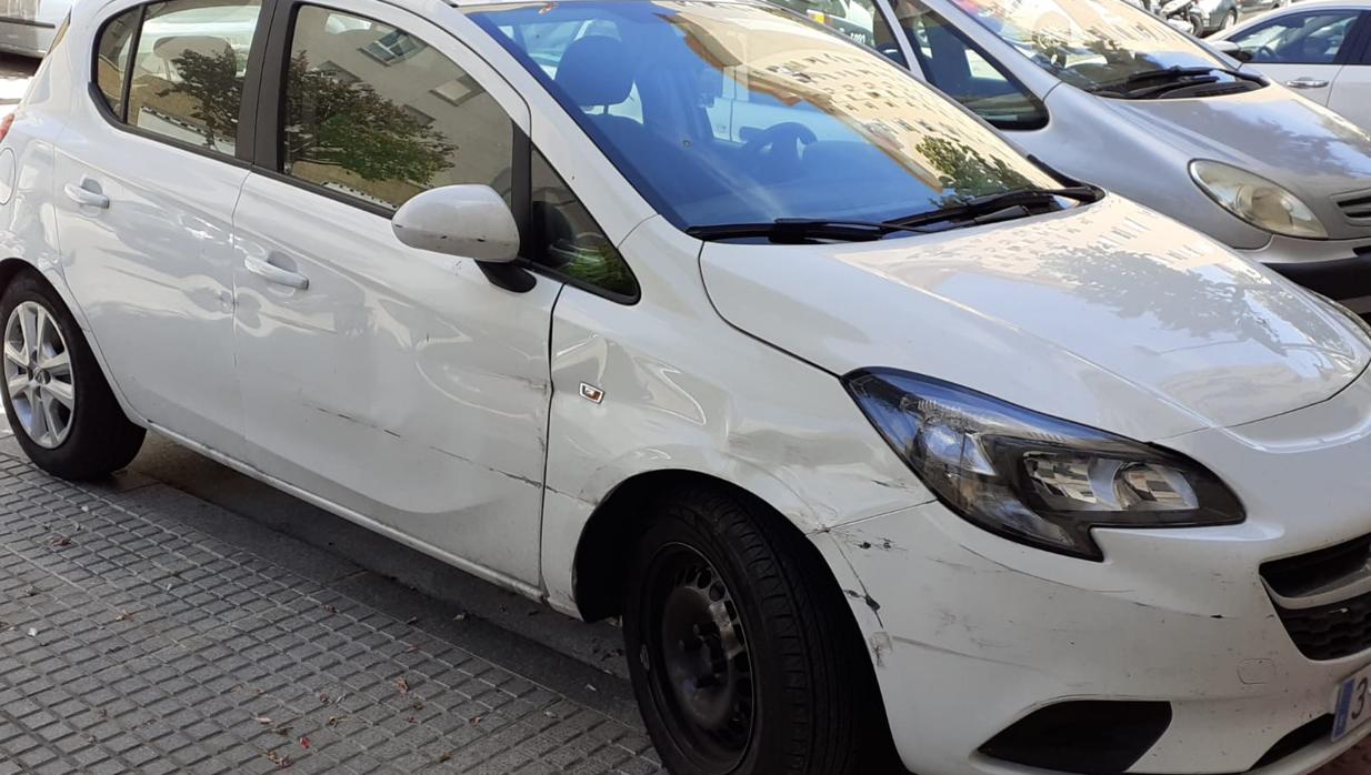 El coche del supuesto implicado con los golpes tras haber sufrido un accidente.