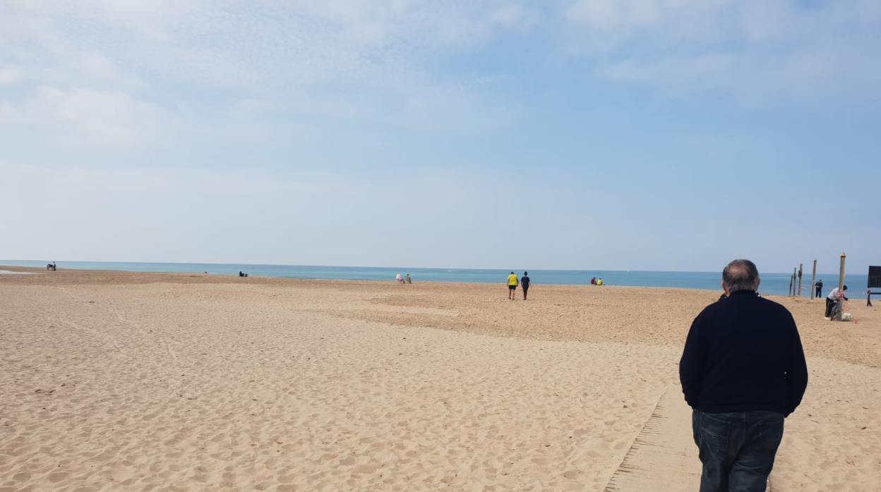 Foto de la playa de Camposoto el último fin de semana antes del confinamiento