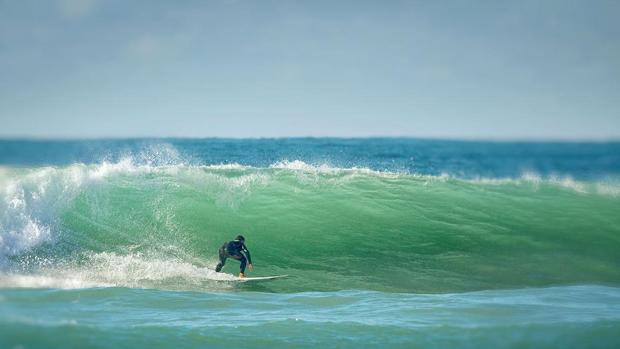 La práctica del surf estará permitida a partir del sábado en las playas de Cádiz capital