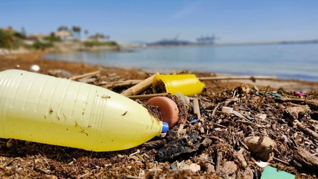 Ecologistas avisa de «gran cantidad de residuos» en la playa algecireña de El Chinarral