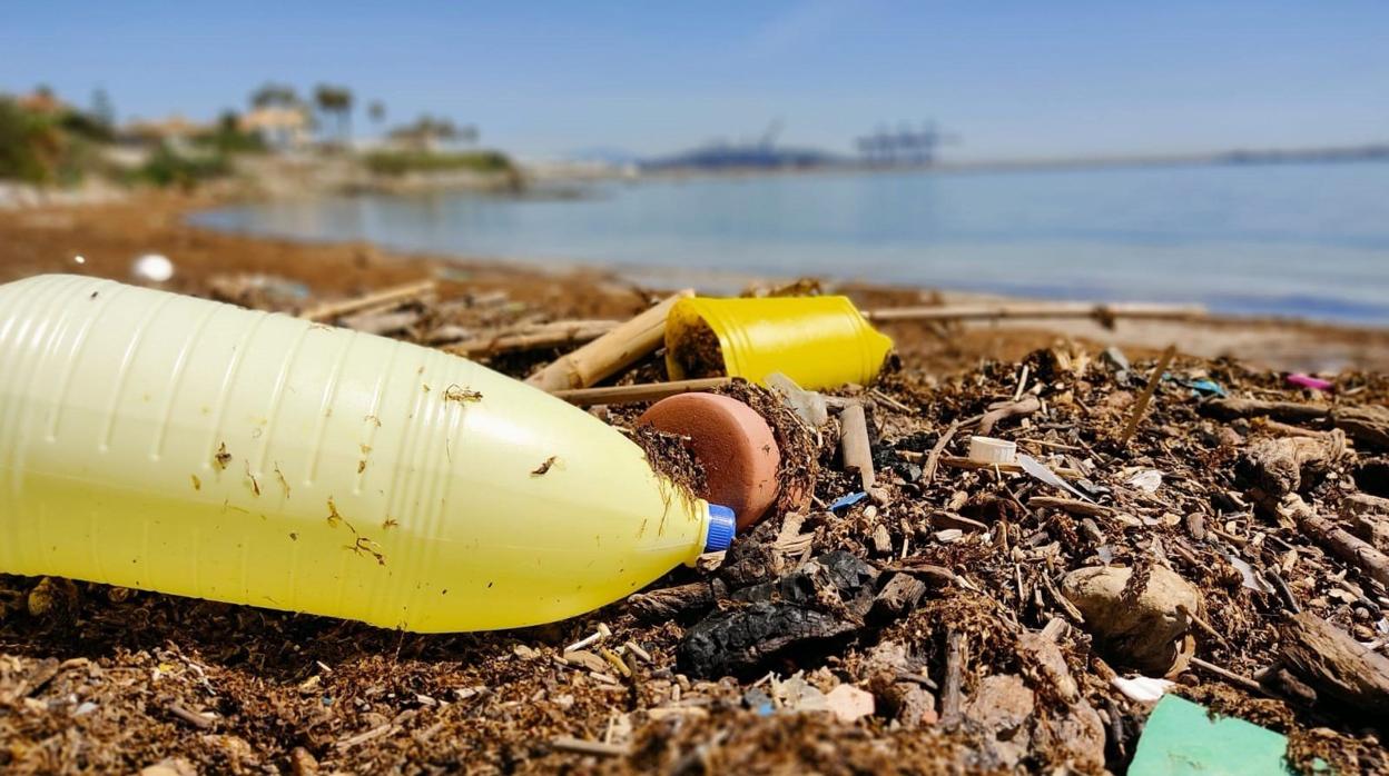 Ecologistas avisa de «gran cantidad de residuos» en la playa algecireña de El Chinarral