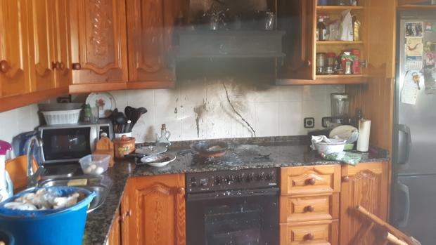 Los bomberos sofocan un incendio en una vivienda de Chiclana provocado por una freidora