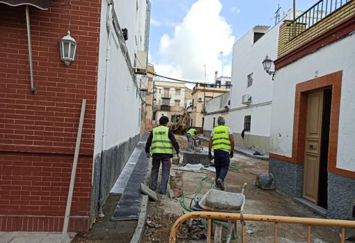 Obras en una calle de Coria del Río