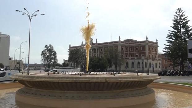 El agua regresa a las fuentes de Cádiz tras seis semanas apagadas