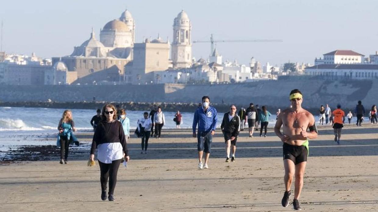 Gente paseando en la playa de Cádiz el primer fin de semana de desescalada.