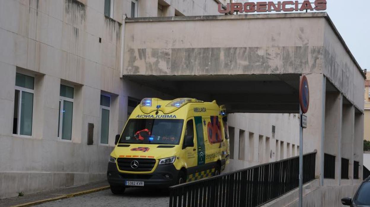 Una ambulancia en la zona de Urgencias del hospital Puerta del Mar de Cádiz.
