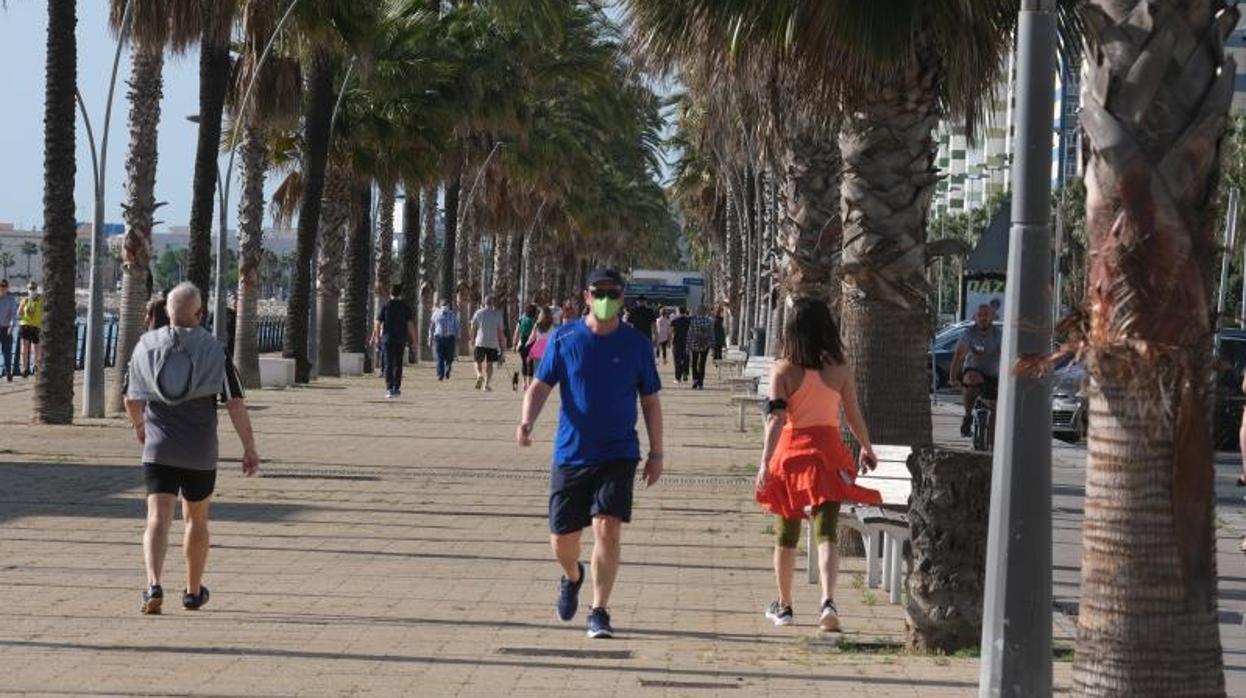 Ciudadanos de Cádiz en el primer fin de semana de salidas autorizadas para hacer deporte al aire libre.