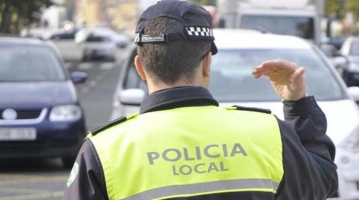 La Policía Local y la Guardia Civil han disuelto en Lora del Río una fiesta en una vivienda con 29 personas