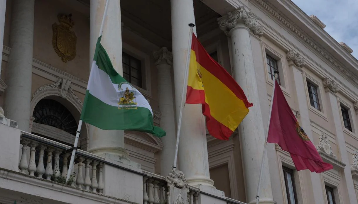 La bandera de Andalucía ondeará una semana a media asta en los edificios municipales de Cádiz.