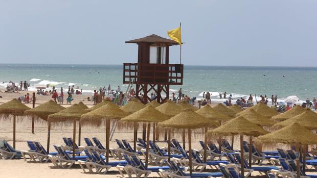 Las playas con viento como las de Cádiz pueden ser beneficiosas para dispersar la carga de virus