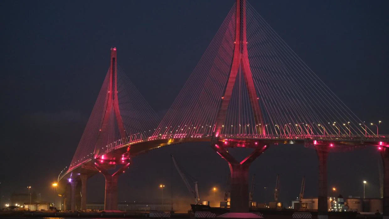 Puente de la Constitución de 1812 iluminado de rojo este viernes