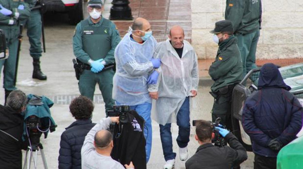 El alcalde de Alcalá del Valle, Rafael Aguilera, durante el traslado de los mayores de la residencia a La Línea.