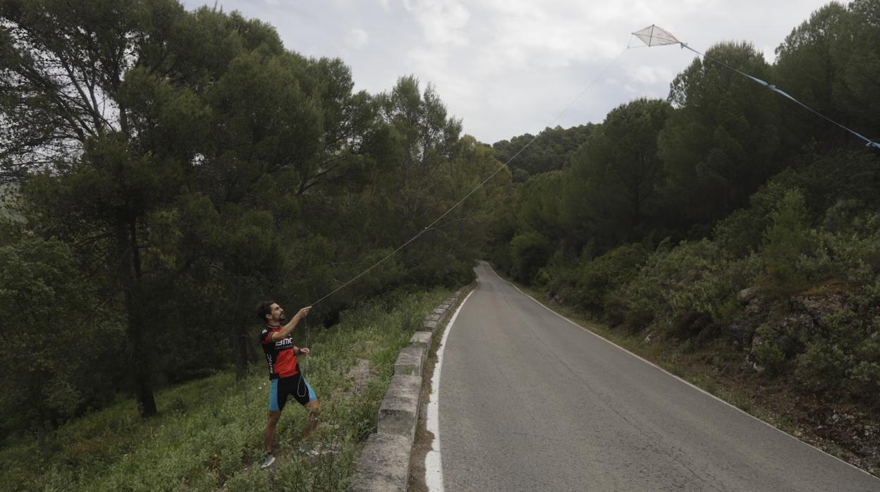 Juan Fraidiaz, policía local de El Bosque, vuela la cometa que ha fabricado junto a su hijo Javier.