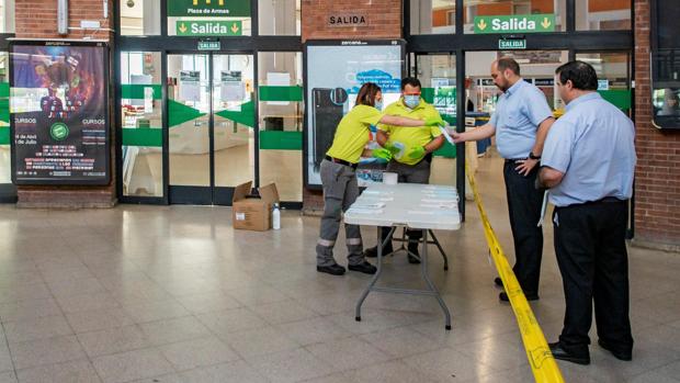 Los autobuses interurbanos de Sevilla siguen con servicios reducidos pero se revisarán esta semana