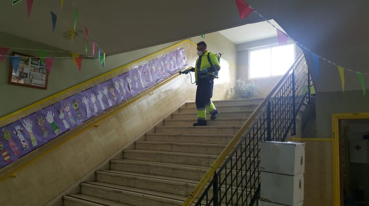 Operarios municipales desinfectando las zonas comunes de un centro educativo el primer día de la fase 1.