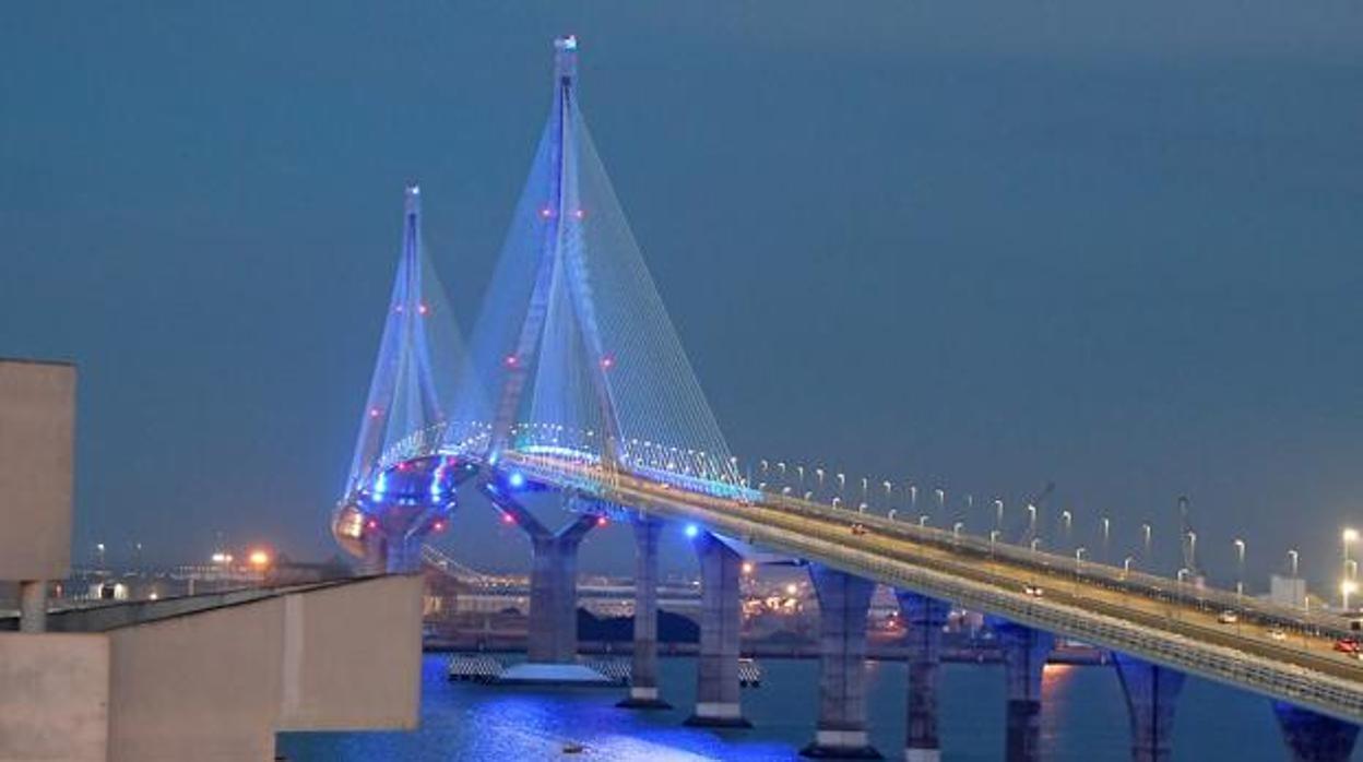 Puente de la Constitución de azul por el Día Mundial del Autismo