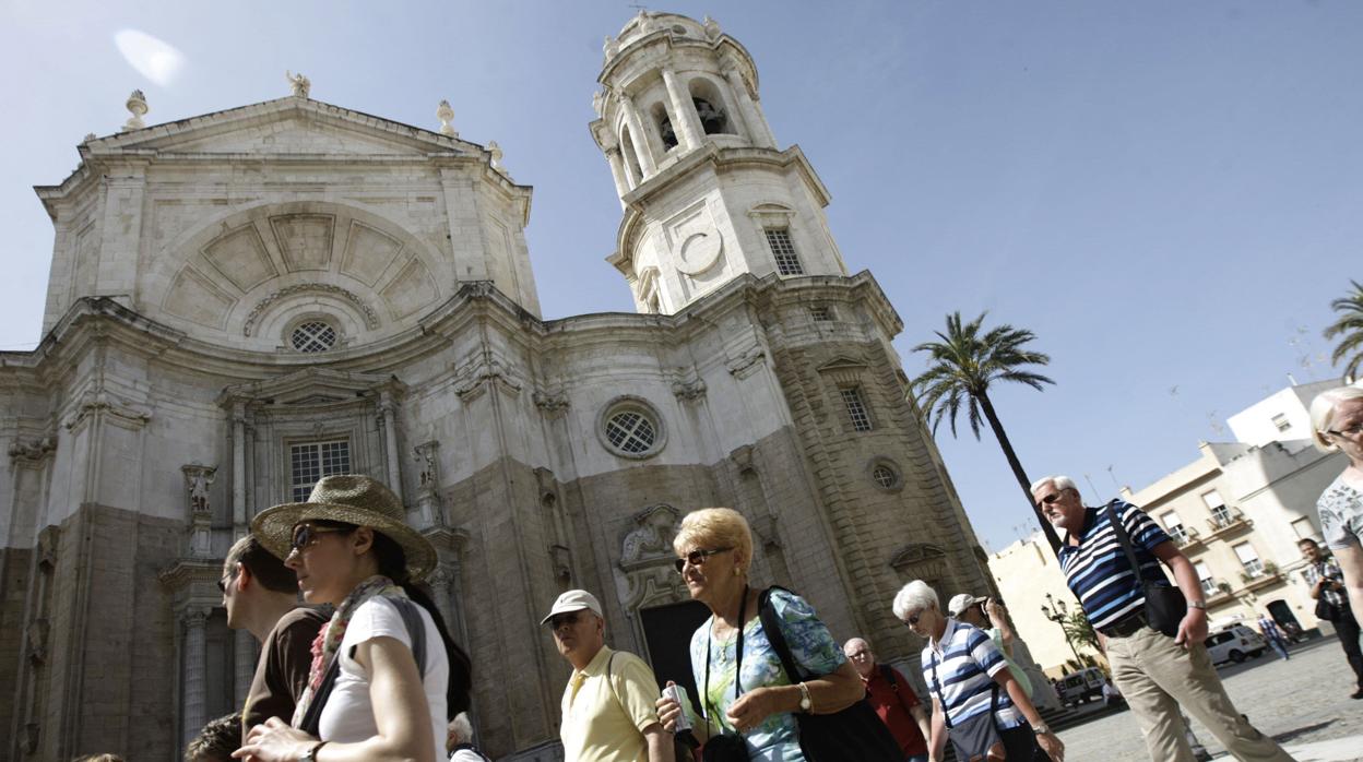 Turistas en la plaza de la catedral de la capital gaditana