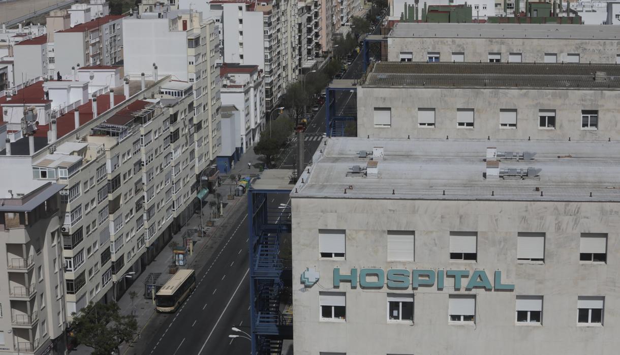 Vista aérea del hospital Puerta del Mar de Cádiz.