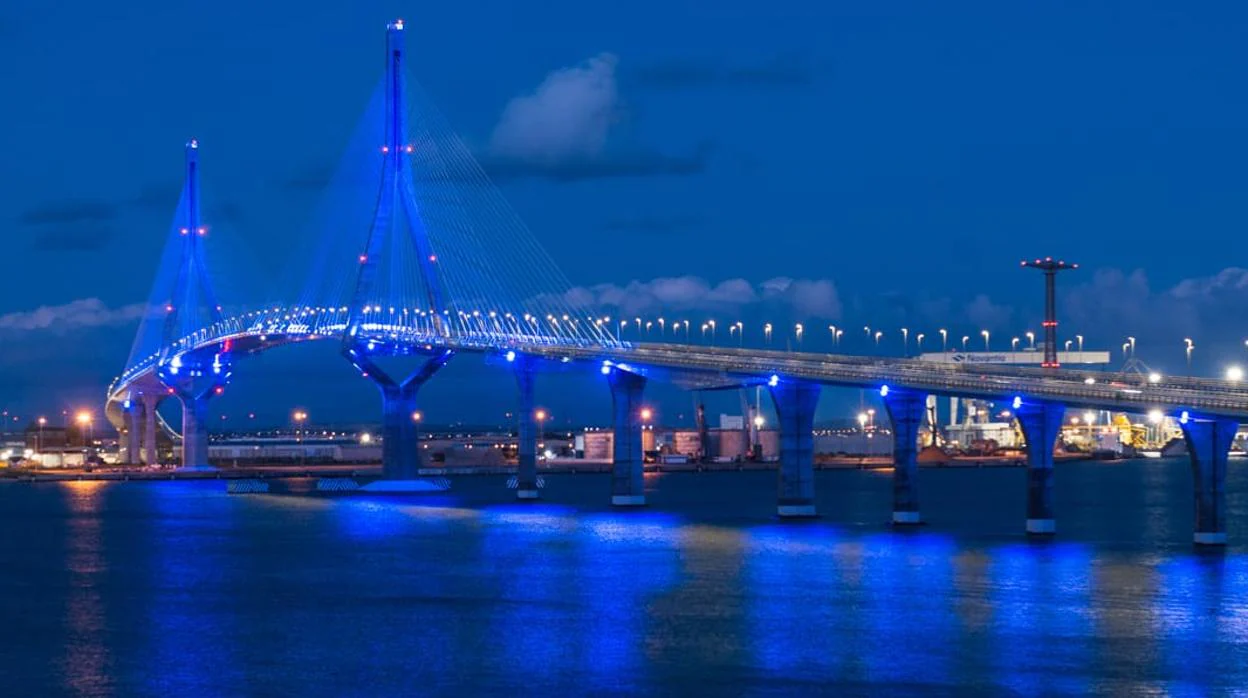 Puente de la Constitución de azul por el Día Internacional de la Enfermería.