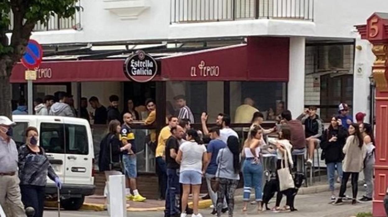 Denunciado un bar de Rota por no respetar las distancias de seguridad y el aforo permitido