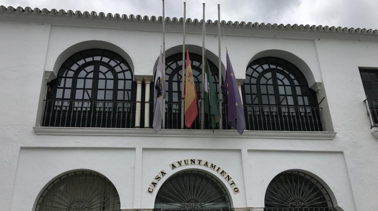 Imagen del Ayuntamiento de Sanlúcar la Mayor, con las banderas a media asta