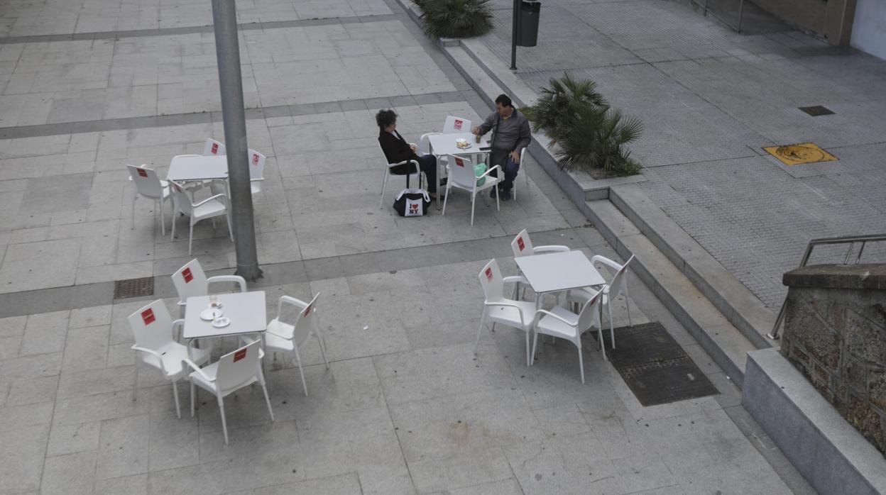 Varias personas sentadas en la terraza de un bar en Cádiz.