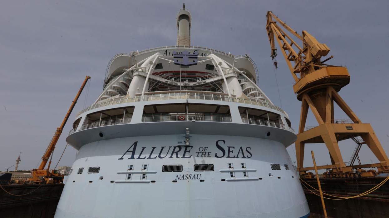 El crucero 'Allure of the Seas' durante una una reparación en el año 2015.