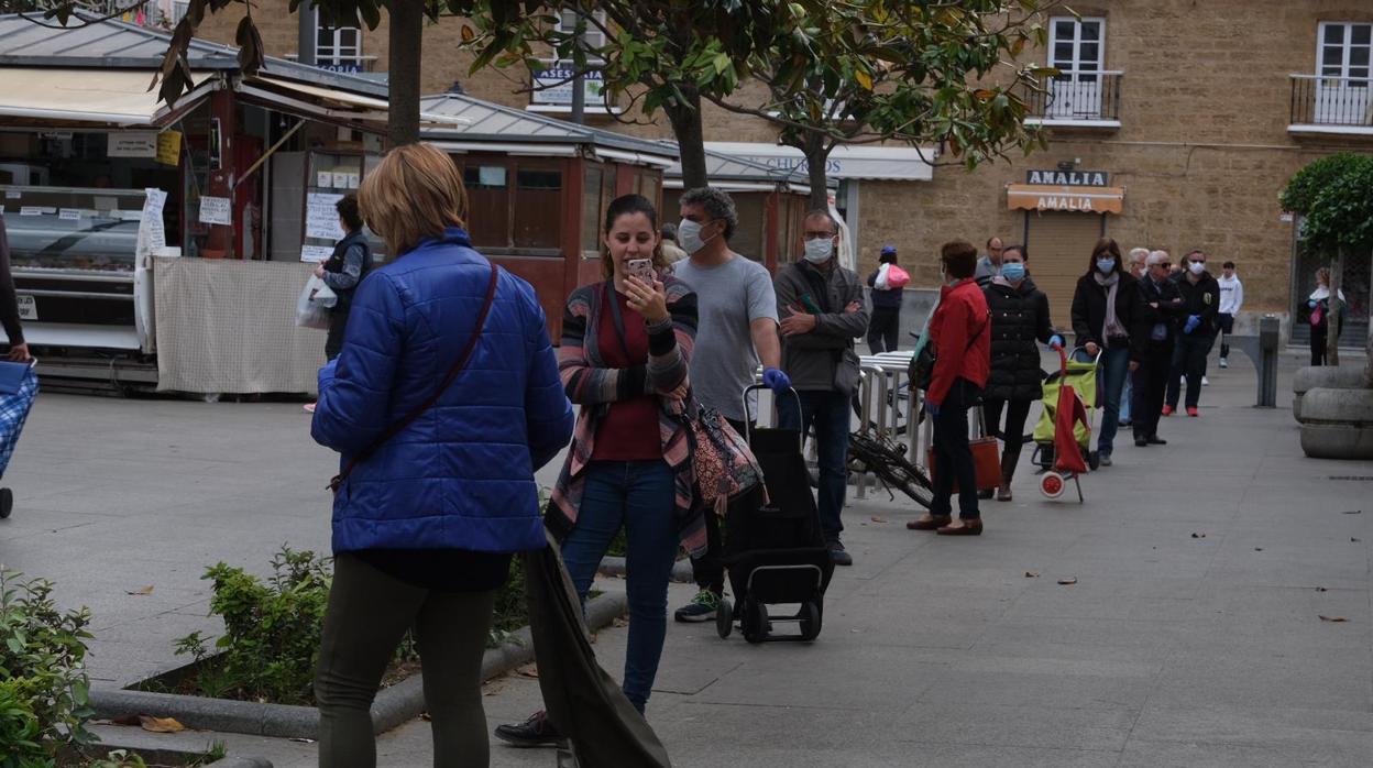 Foto del abril en la que los gaditanos, entonces en la fase 0, hacen cola para entrar en un supermercado de la capital.