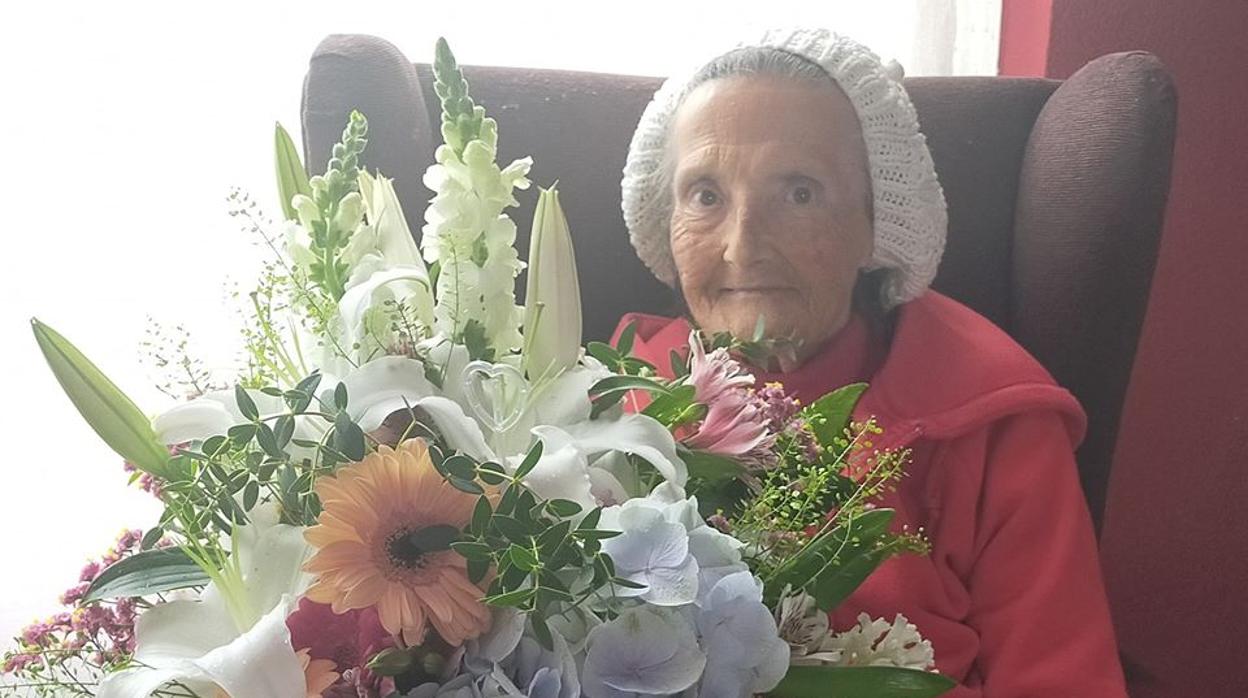 Tía Pepa, con un ramo de flores que le ha enviado un admirador de Elche