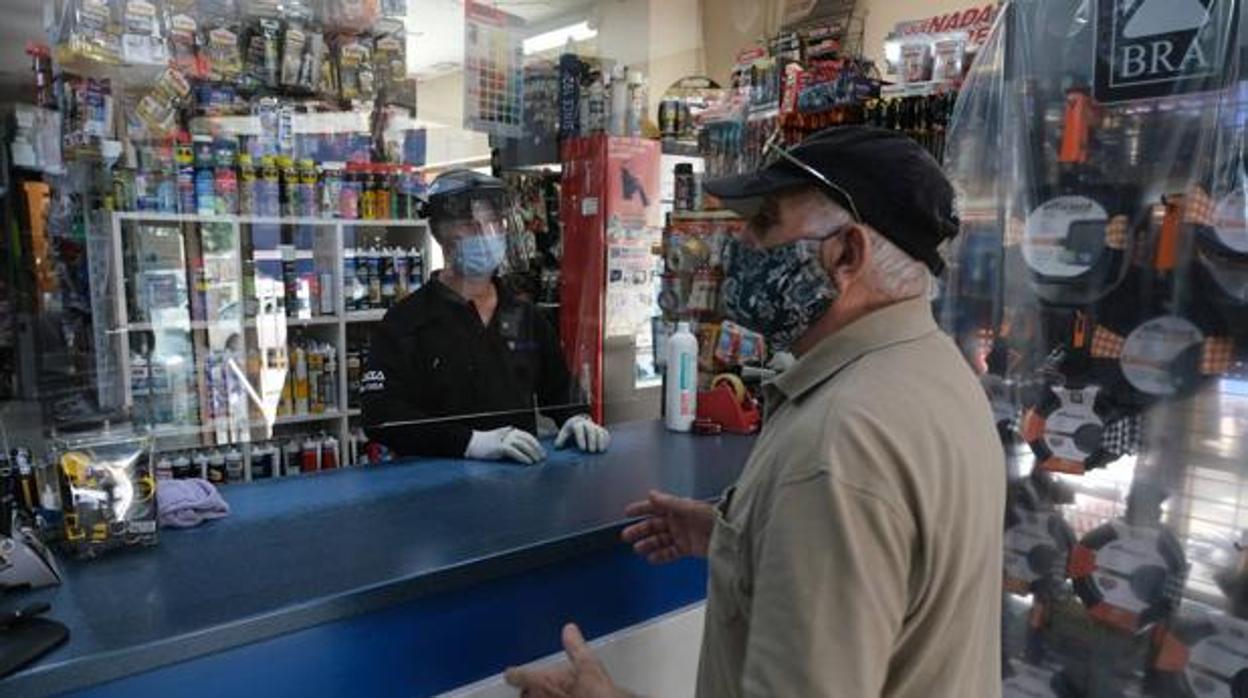 Un comercio gaditano durante la primera semana de apertura autorizada.